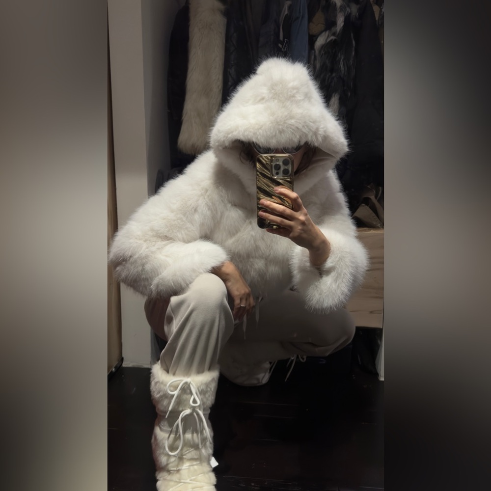 L-XL, NEW
Fluffy short faux fur jacket
Shoes on sales as well